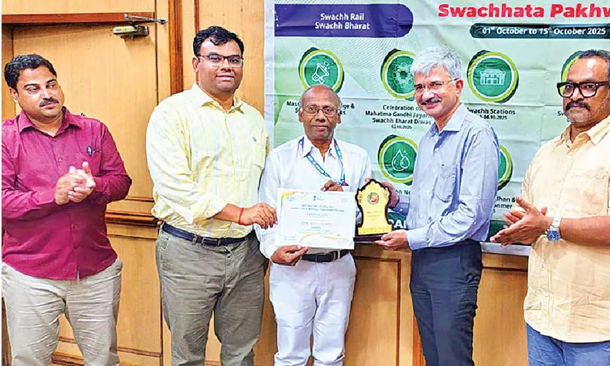 SCR felicitates staff for cleanliness efforts SCR felicitates staff for cleanliness efforts