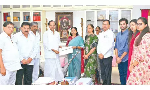 JH by-poll:KCR hands over B-form to Maganti Sunitha