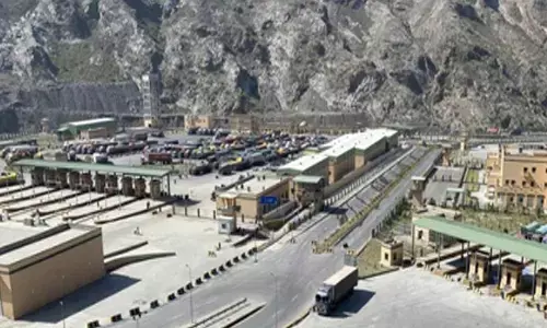 Pakistan, Afghan forces exchange heavy fire near border