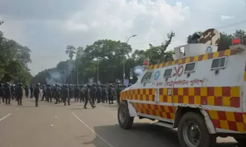 Bangladesh: Teachers continue protest, block Shahbagh intersection in Dhaka