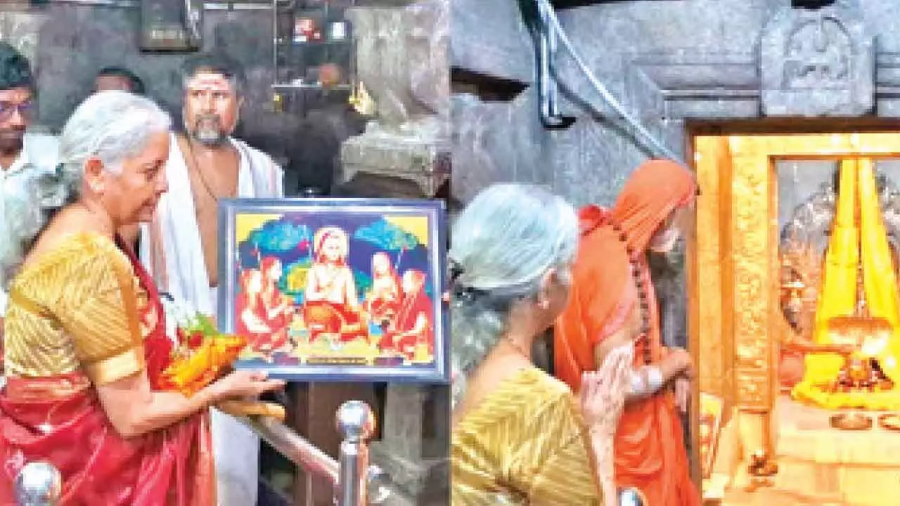 FM visits Hampi, praises Karnataka’s rich heritage FM visits Hampi, praises Karnataka’s rich heritage