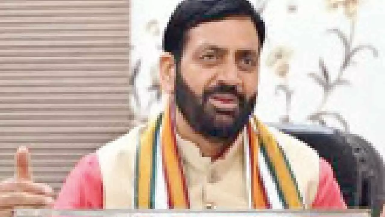 Saini visits family of ASI who shot himself dead, promises action