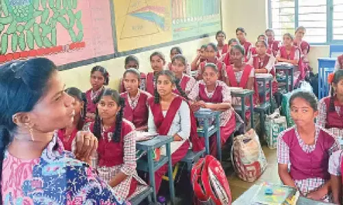 DEO gives tips to students to succeed in studies