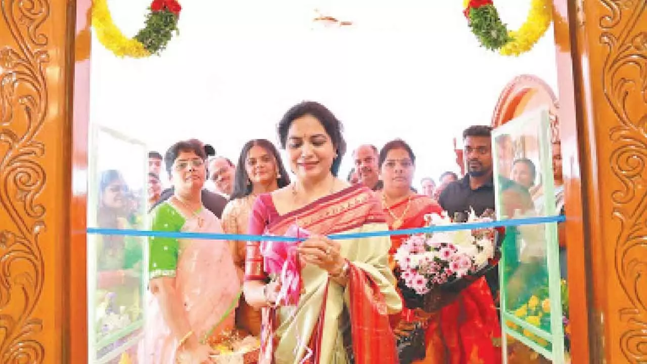 Singer Sunitha Upadrasta Inaugurates Athina Regal Weaves in Jubilee Hills