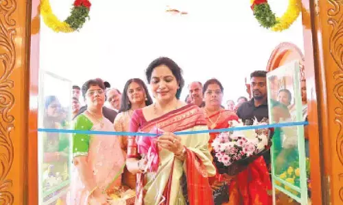 Singer Sunitha Upadrasta Inaugurates Athina Regal Weaves in Jubilee Hills