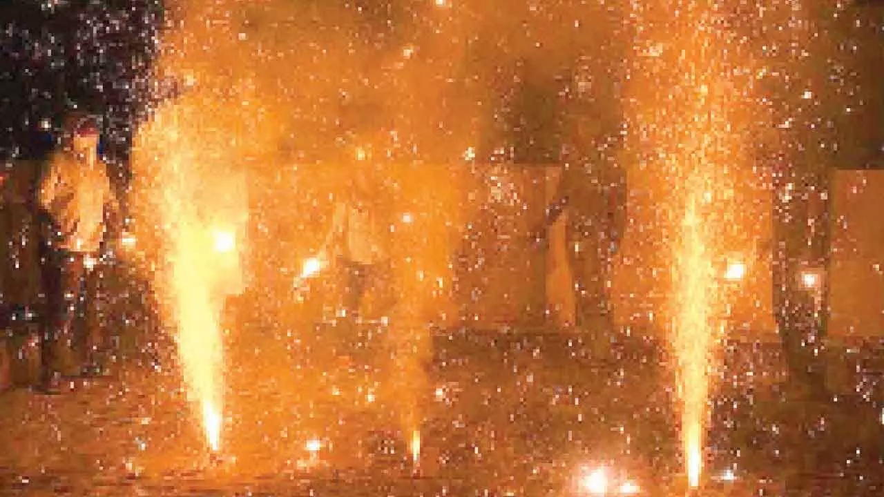 Crackers use in Delhi-NCR may rise by 40 pc this Diwali Crackers use in Delhi-NCR may rise by 40 pc this Diwali