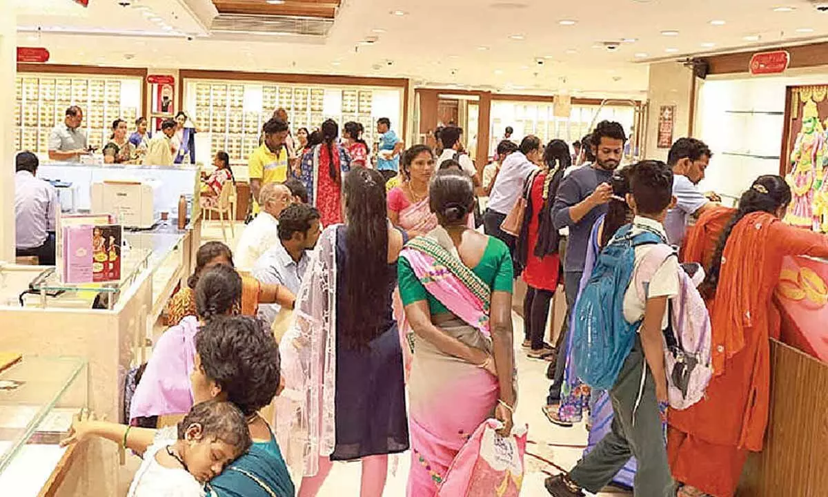 Gold glitters on Dhanteras despite huge price surge Gold glitters on Dhanteras despite huge price surge