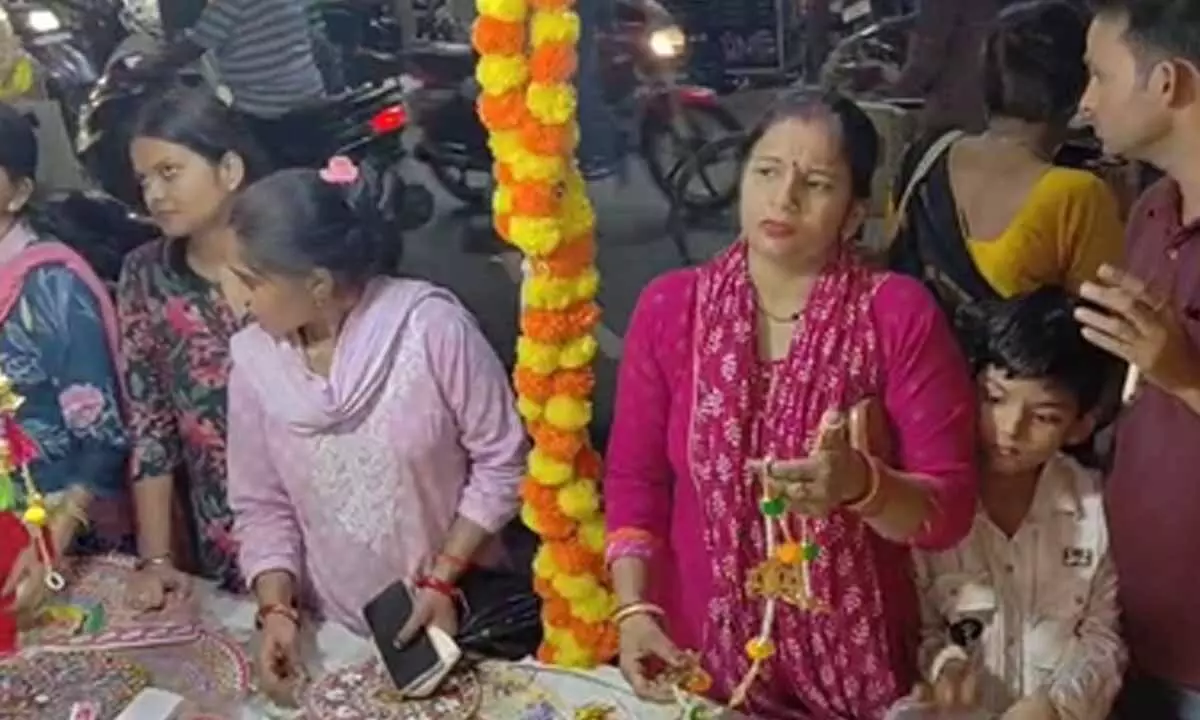 Markets in UPs Farrukhabad decorated for Dhanteras, crowds flock for Diwali shopping