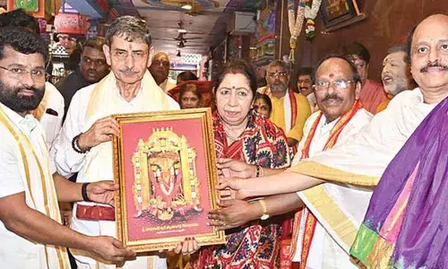 TN Governor worships at Durga temple