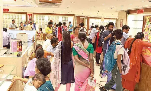 Gold glitters on Dhanteras despite huge price surge Gold glitters on Dhanteras despite huge price surge