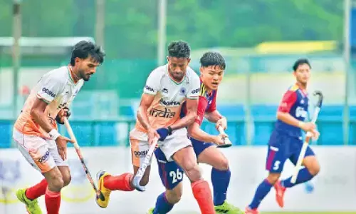 India defeat fighting Malaysia 2-1 to enter final