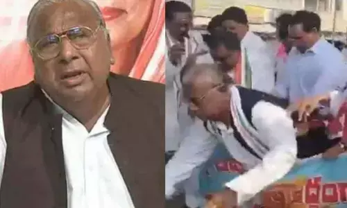 V. Hanumantha Rao Falls During Bandh Rally in Amberpet