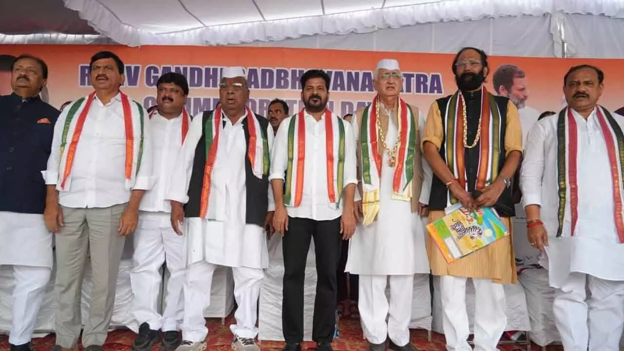 Telangana CM Revanth Reddy pays Tribute to Rajiv Gandhi at Sadbhavana Yatra in Charminar Telangana CM Revanth Reddy pays Tribute to Rajiv Gandhi at Sadbhavana Yatra in Charminar