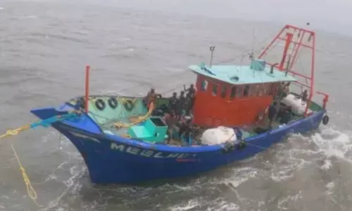 14 fishermen from West Bengal held in Bangladesh after their trawler crosses maritime border