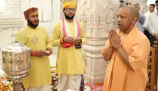 CM prays at Hanumangarhi, seeking blessings for UPs prosperity CM prays at Hanumangarhi, seeking blessings for UPs prosperity