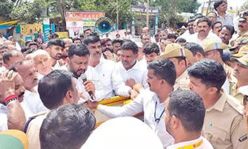 JDS protests in Hassan alleging insult to HDK at Hasanamba temple