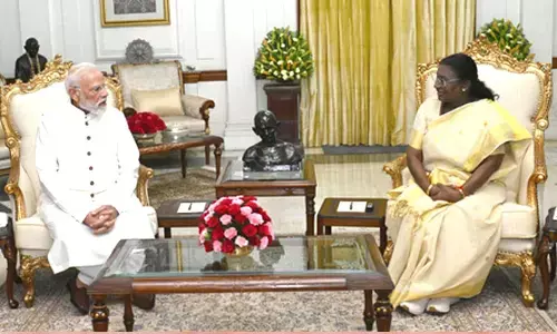 PM Modi calls on President Murmu at Rashtrapati Bhavan to exchange Diwali greetings