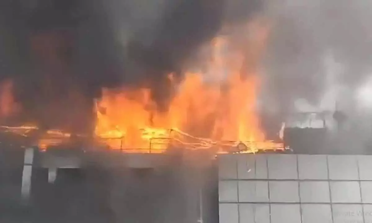 Fire breaks out in residential building in Delhis Mohan Garden due to firecrackers, 7 rescued Fire breaks out in residential building in Delhis Mohan Garden due to firecrackers, 7 rescued