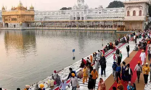 Devotees throng Golden Temple on Bandi Chhor Divas