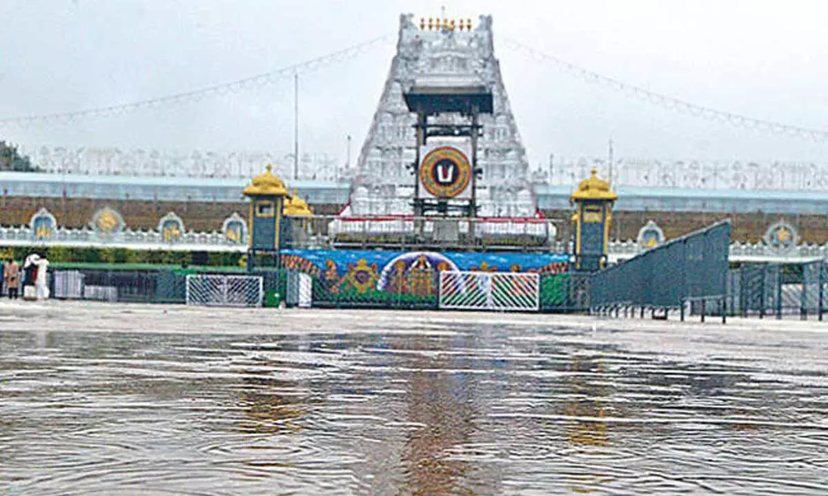Heavy rains batter Tirupati, Tirumala; pilgrims face tough time Heavy rains batter Tirupati, Tirumala; pilgrims face tough time