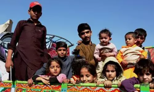 Pakistani authorities ask Afghan refugees to return voluntarily or face force