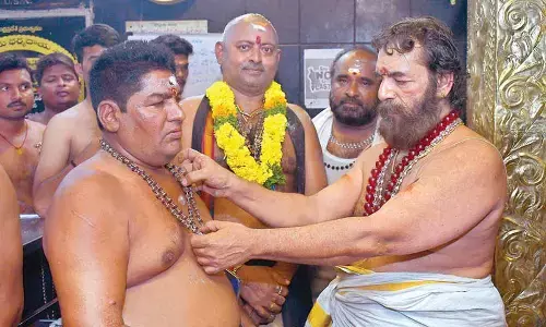 Muralidharan Nambudiri guides thousands taking Deeksha