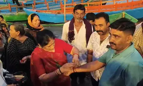 1.25 lakh devotees take holy dip in Yamuna on Bhai Dooj in Mathura