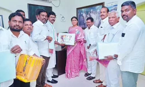 Tirupati Cong submits 21,000 public signatures to Sharmila