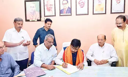 Muniratnam Naidu takes charge as V-C of Telugu varsity