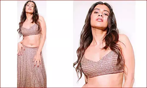 Hebah Patel showcases her timeless charm