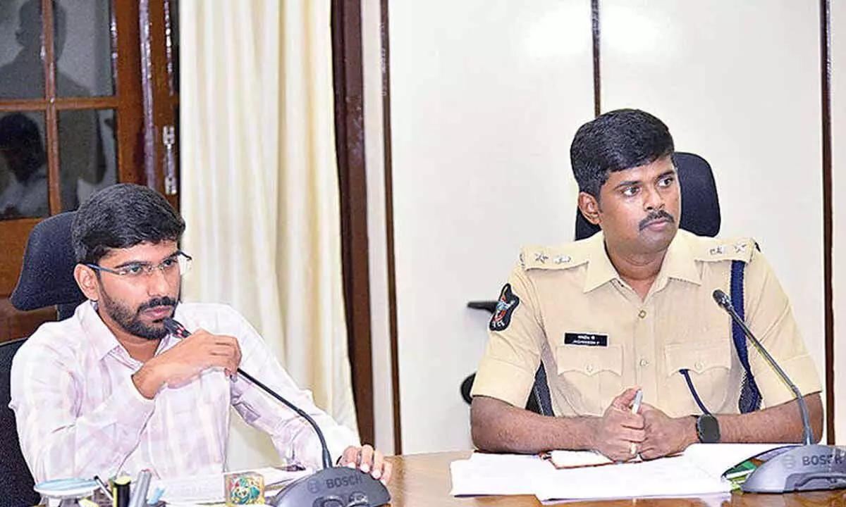 Collector ask babus to strengthen road safety measures Collector ask babus to strengthen road safety measures