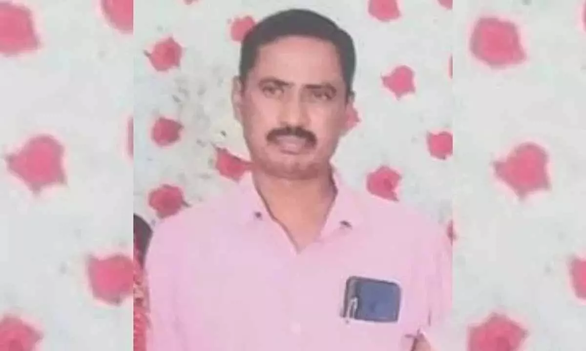 Bar cashier murdered in front of wife and children over snacks dispute in Malur Bar cashier murdered in front of wife and children over snacks dispute in Malur