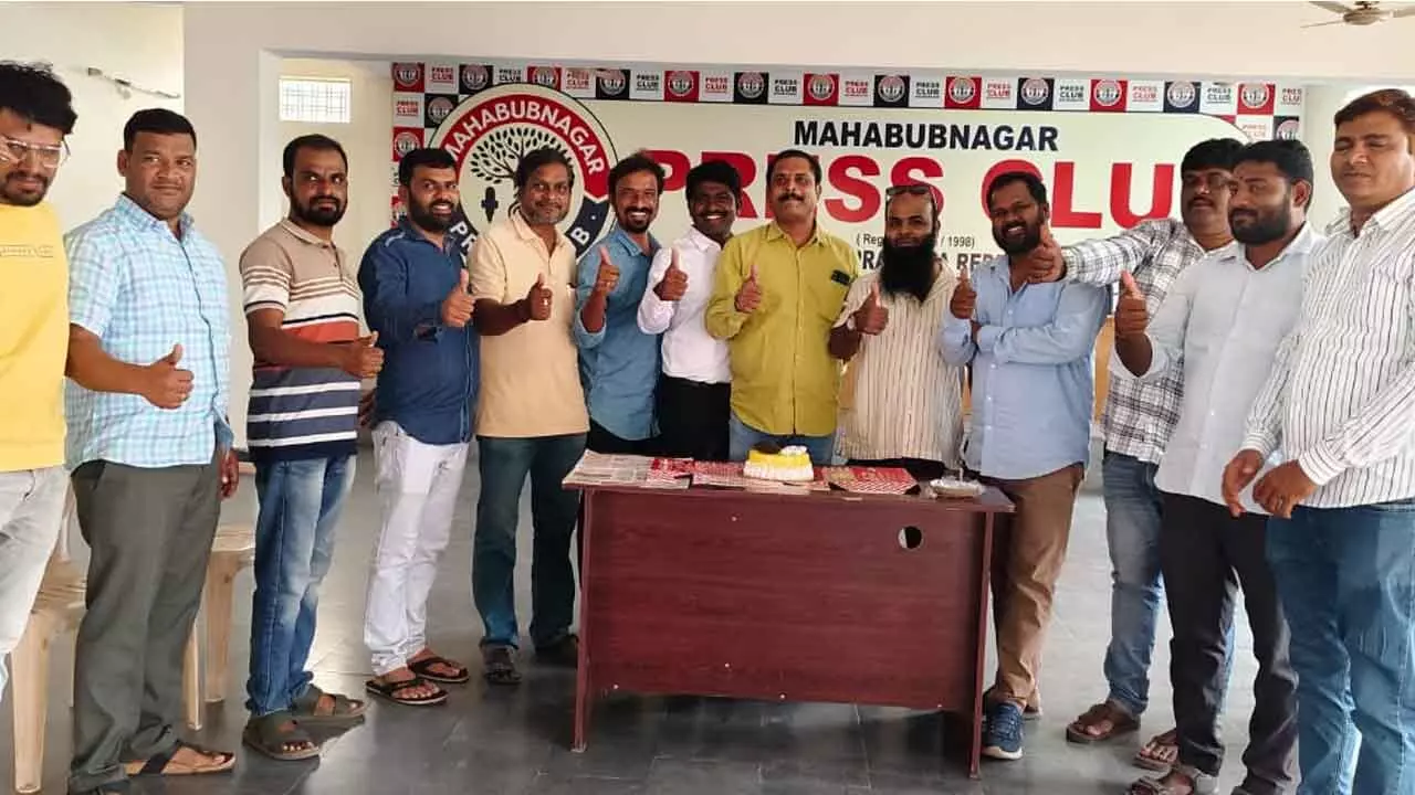 Mahabubnagar TUWJ(IJU) Members Celebrate Srigiri Vijay Kumar Reddy’s Victory as President of Hyderabad Press Club Mahabubnagar TUWJ(IJU) Members Celebrate Srigiri Vijay Kumar Reddy’s Victory as President of Hyderabad Press Club