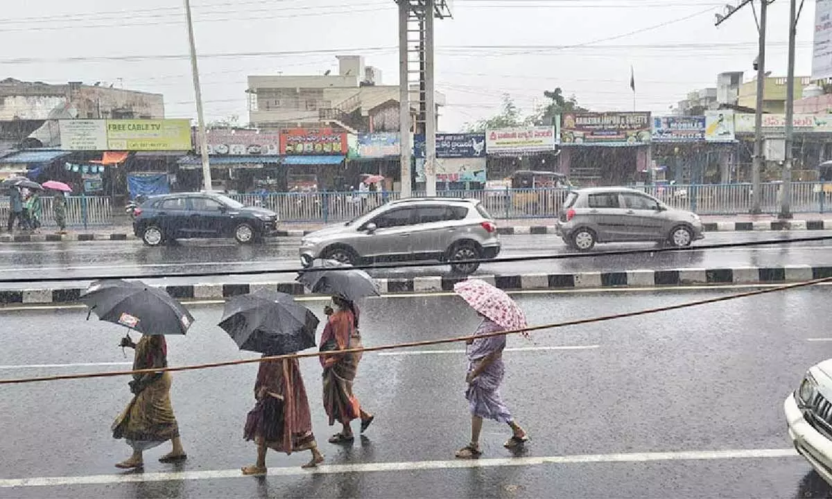 Vizagites all brace up to face ‘Montha’ cyclone Vizagites all brace up to face ‘Montha’ cyclone