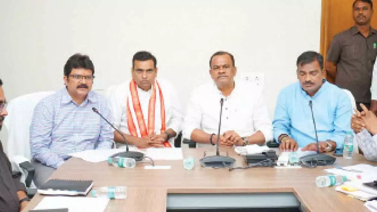 Komatireddy reviews farmers’ welfare and rural devpt Komatireddy reviews farmers’ welfare and rural devpt