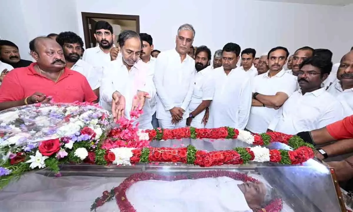Former CM KCR pays tributes to Harish Raos father Former CM KCR pays tributes to Harish Raos father
