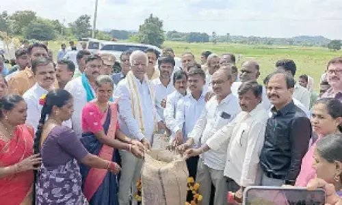Only TG govt purchases paddy directly from farmers: Srihari