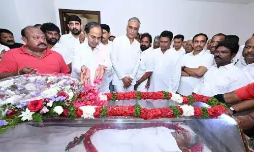 Former CM KCR pays tributes to Harish Raos father
