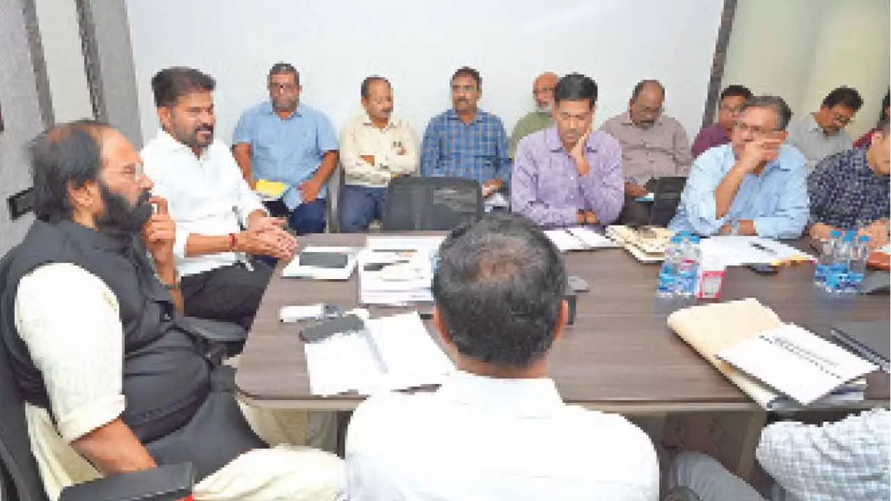 CM prods babus to bring 80 TMC of water from Tummidihatti to Sundilla CM prods babus to bring 80 TMC of water from Tummidihatti to Sundilla