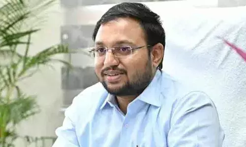 Collector Tejas Nandalal Pawar turns teacher