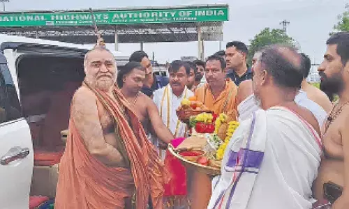 Endowment dept officials welcome Sri Vijayendra Saraswati  Swamiji