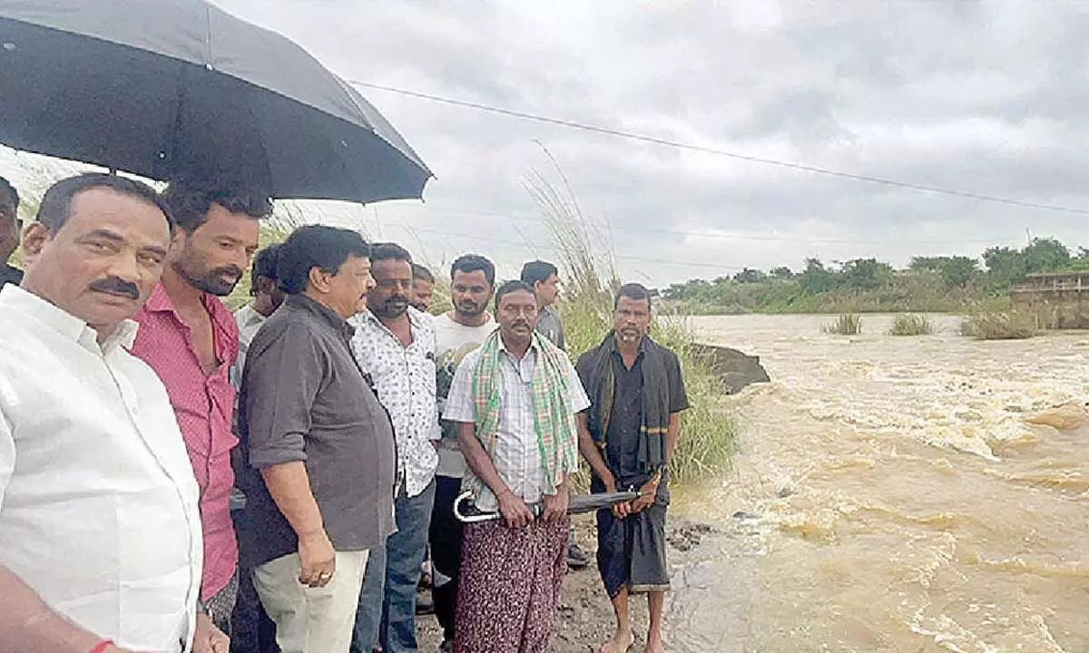 Minister Durgesh inspects rising Errakalava Minister Durgesh inspects rising Errakalava