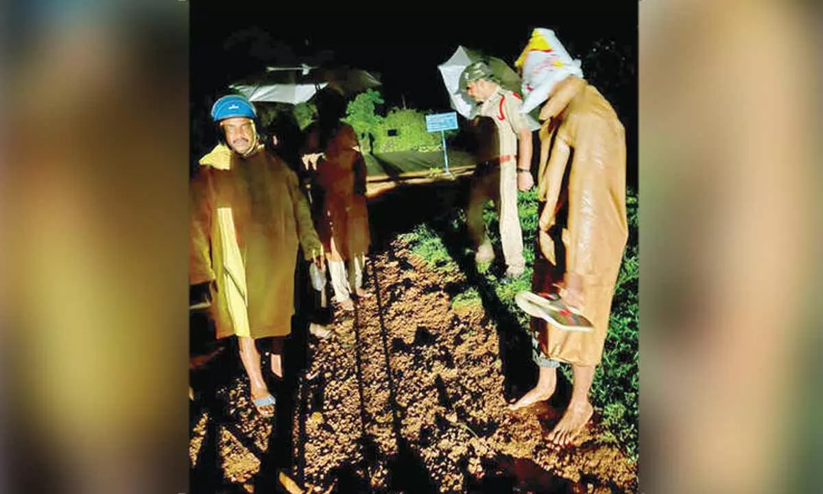 Cops rescue people from inundation Cops rescue people from inundation