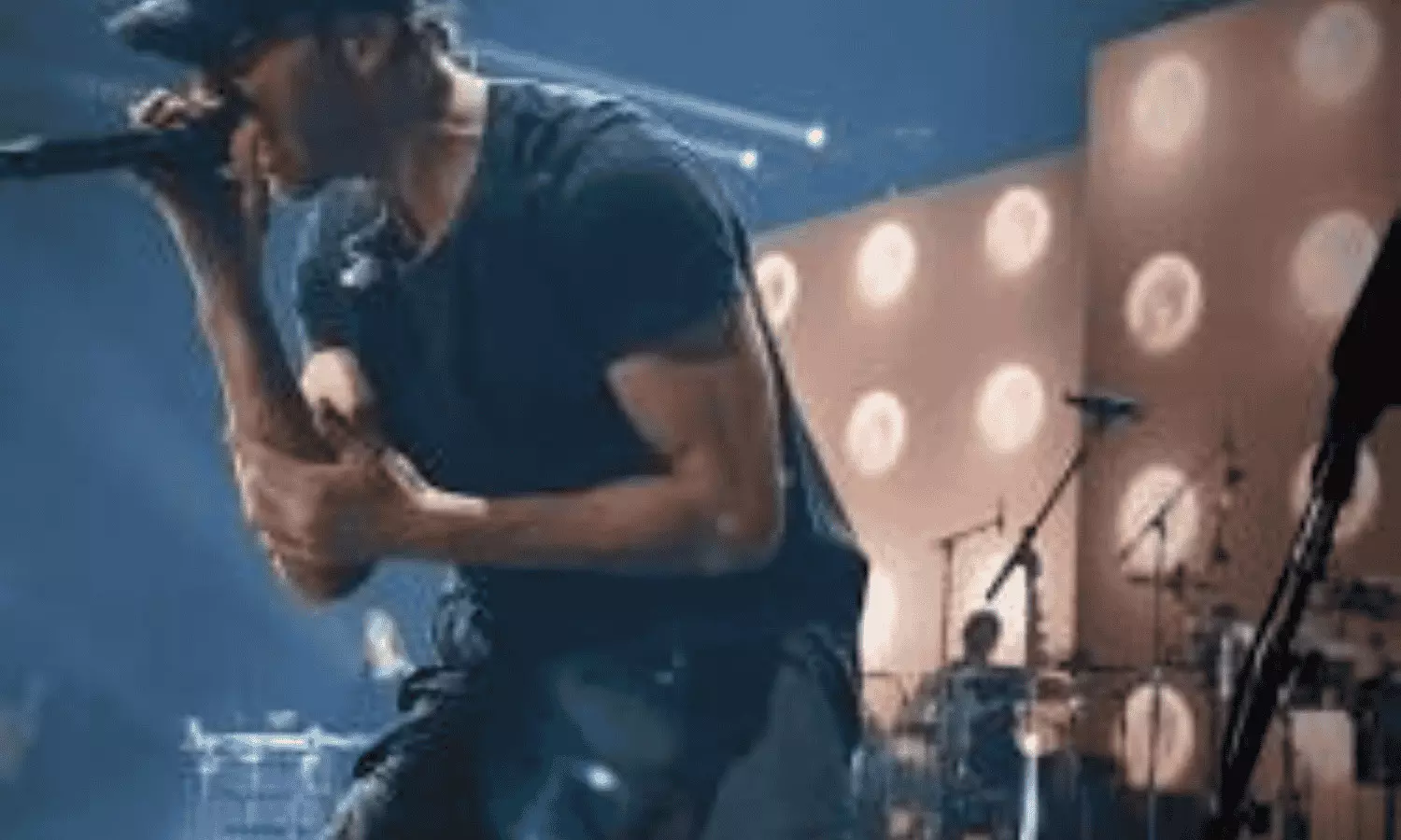 During his Mumbai conert, a addict tossed a phone at Enrique Iglesias, who playfully took a selfie before tossing it back. Watch the moment here. During his Mumbai conert, a addict tossed a phone at Enrique Iglesias, who playfully took a selfie before tossing it back. Watch the moment here.