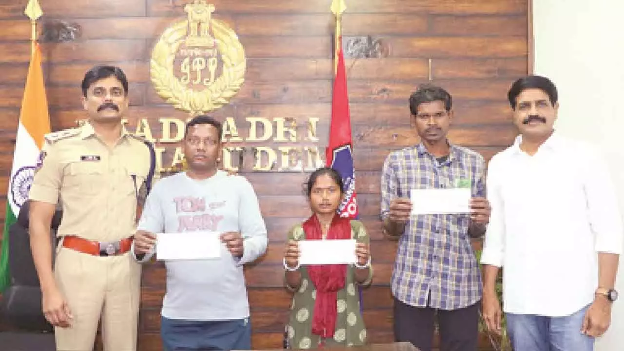 Surrendered Maoists receive reward money Surrendered Maoists receive reward money