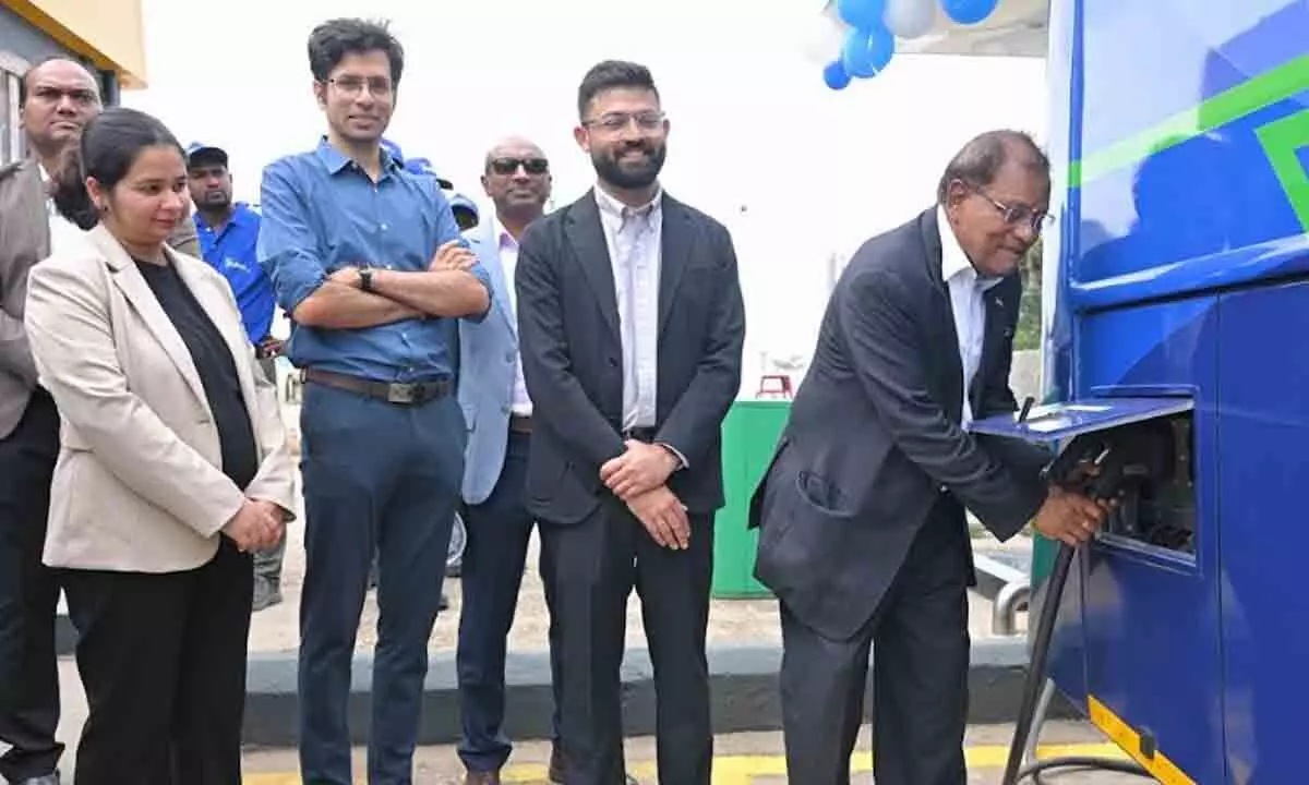 Jio-bp unveils India’s first-of-its-kind and largest integrated Mobility Hub at Devanahalli, Bengaluru, featuring an EV charging hub equipped with 28 charge points Jio-bp unveils India’s first-of-its-kind and largest integrated Mobility Hub at Devanahalli, Bengaluru, featuring an EV charging hub equipped with 28 charge points