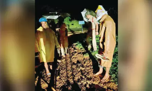 Cops rescue people from inundation