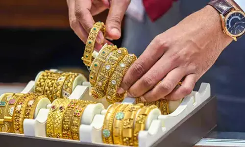 Bengal: Gold valued at Rs 55 lakh seized; smuggler arrested
