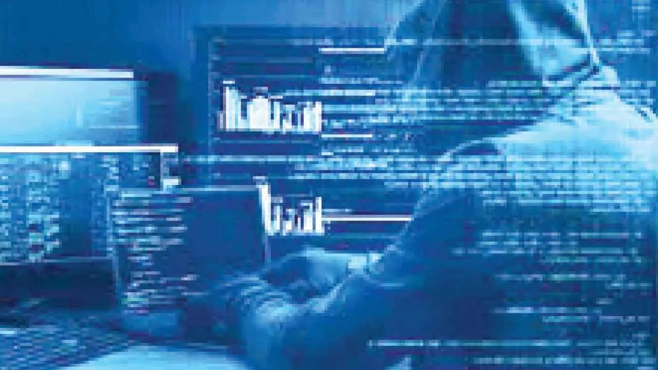 Cops visit coordination centre against rising cybercrimes Cops visit coordination centre against rising cybercrimes