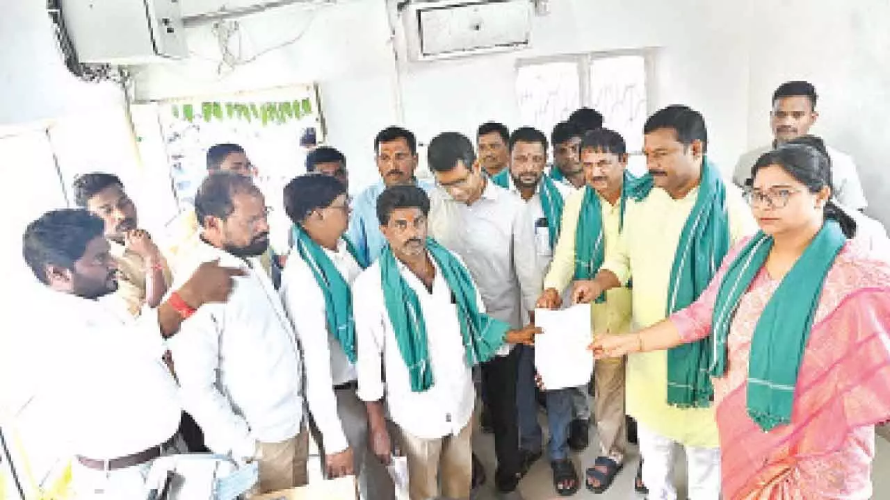 Collector assures MSP to cotton farmers Collector assures MSP to cotton farmers